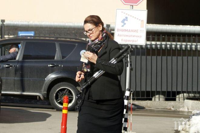 Нова мода? Ани Салич реши да бори студа с вълнени гащи
