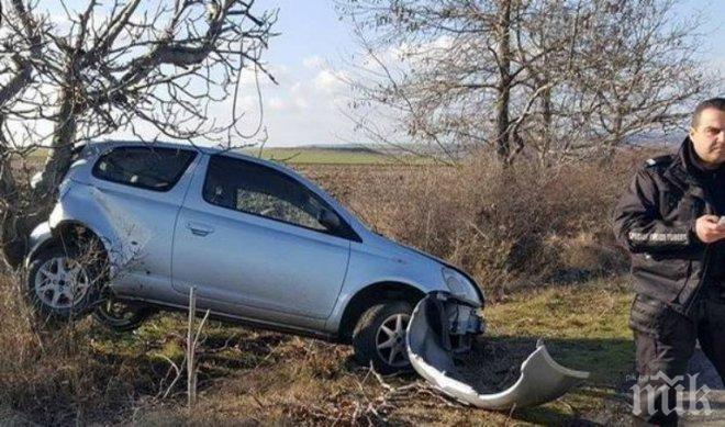 Кола се заби в дърво малко преди Бургас