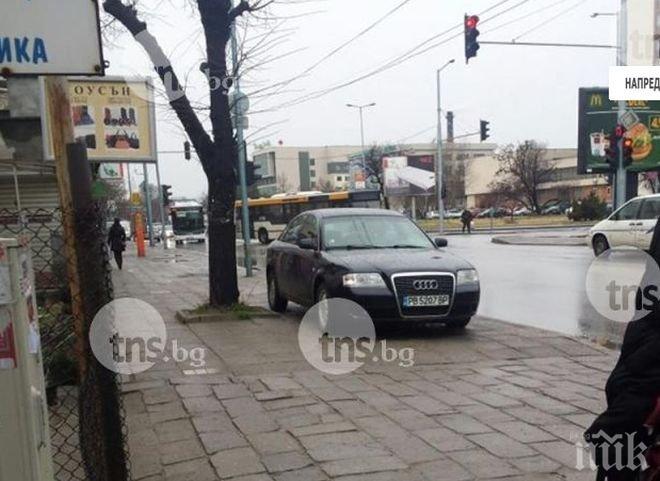 Наглост! Шофьорка на скъпарска кола паркира всеки ден на тротоар в Пловдив (снимки)