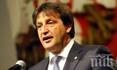 Освободиха от длъжност министъра на отбраната, направил сексуални намеци на журналистка