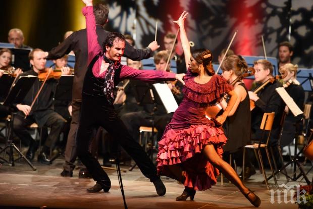 Модата фламенко дефилира в Севиля