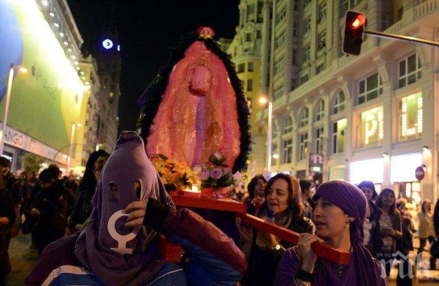 Три испански застават пред съда за демонстрация с вагина