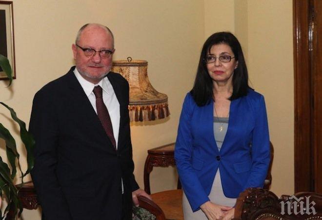 Интернет ври и кипи! Потребители броят дните на Кунева като образователен министър (фрапиращи снимки)