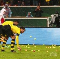 Фенове замерят терена с топки за тенис, Дортмунд бие за Купата