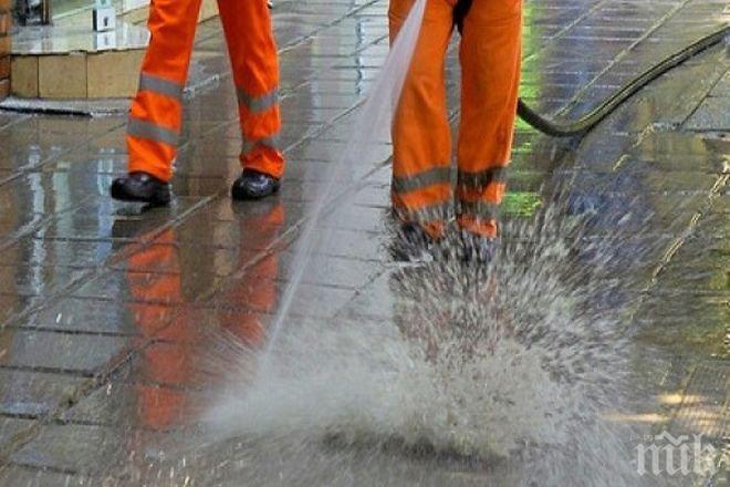 Почистват улиците от зимния пясък
