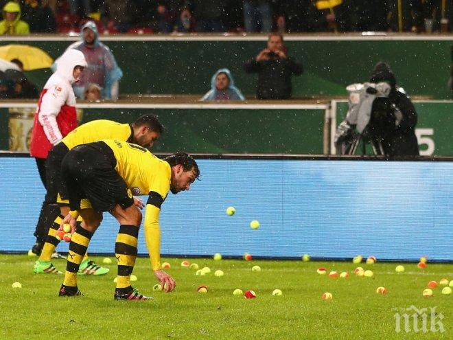 Фенове замерят терена с топки за тенис, Дортмунд бие за Купата