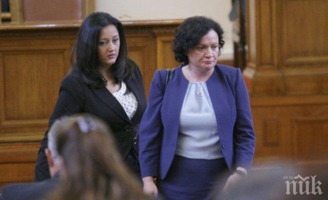 Министър Лиляна Павлова и Ивелина Василева подписват договор за подкрепа на ВиК сектора