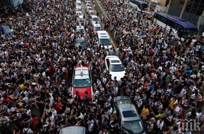 Полицията в Хонконг разпръсва размирна тълпа с изстрели във въздуха