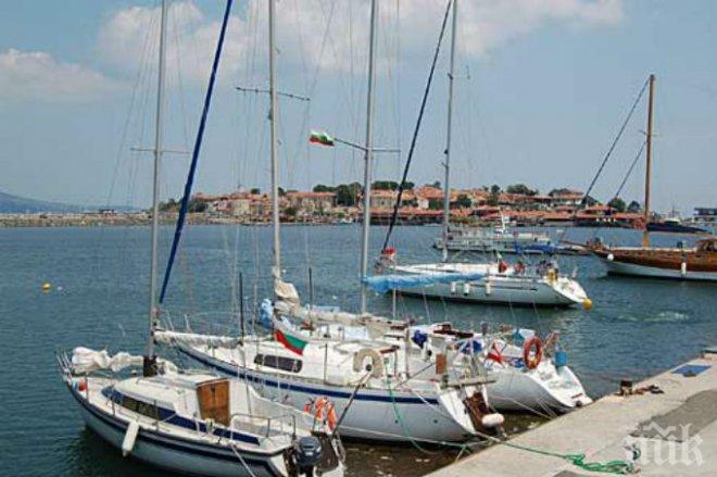 Четири яхти изгоряха в Пирея край гръцката столица Атина