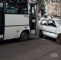 Автомеле в Бургас! Пенсионер заби колата си в маршрутка, жена е в болница (снимки)