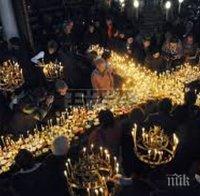 Осветяват буркани с мед за св. Харалампий