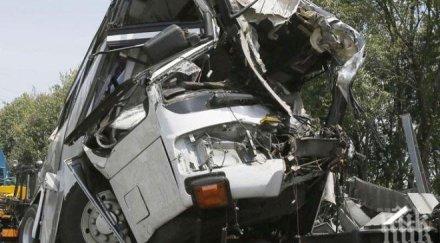 ученически автобус автомобил сблъскаха калифорния пострадаха души