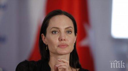 анджелина джоли три татуса