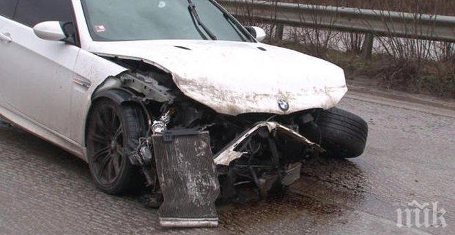 Автомеле на АМ „Тракия”! Два автомобила се помляха на входа на София