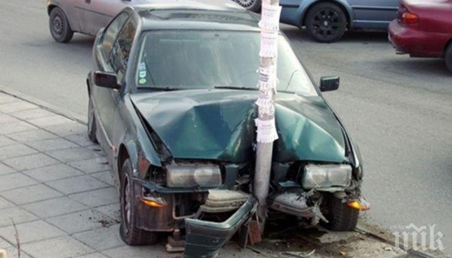 ИЗВЪНРЕДНО! Тежка катастрофа във Видин! Младеж заби колата си в  електрически стълб, загина 18-годишна