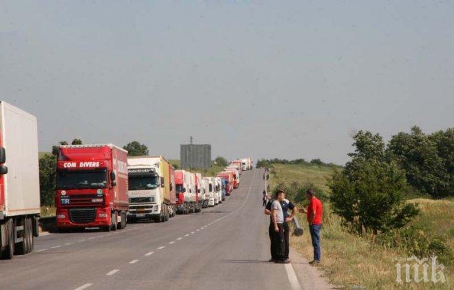 На границата между Литва и Беларус са се образували километрични опашки от руски камиони