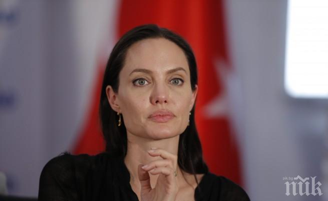 Анджелина Джоли с три нови татуса