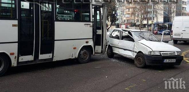 Автомеле в Бургас! Пенсионер заби колата си в маршрутка, жена е в болница (снимки)