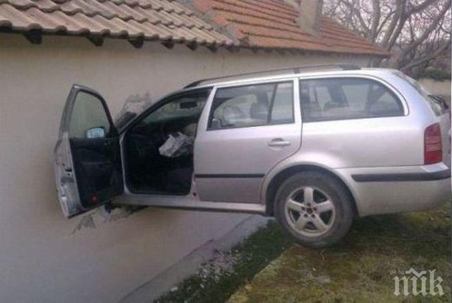 Кола влетя в къща в Куртово Конаре
