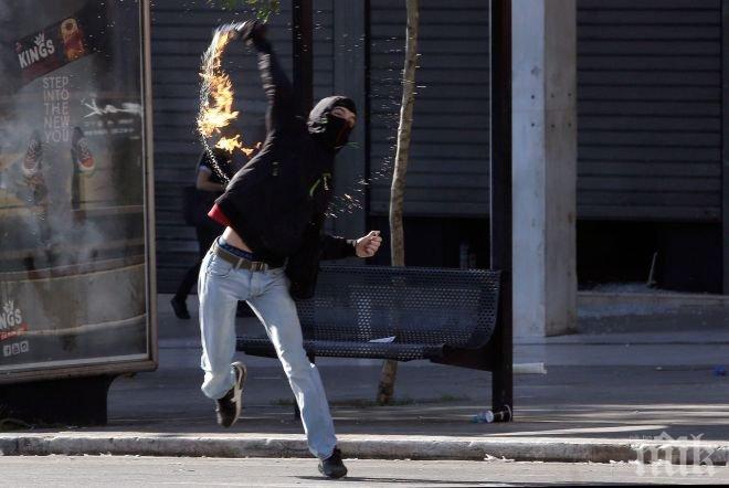 Домати и павета полетяха към полицията в Атина