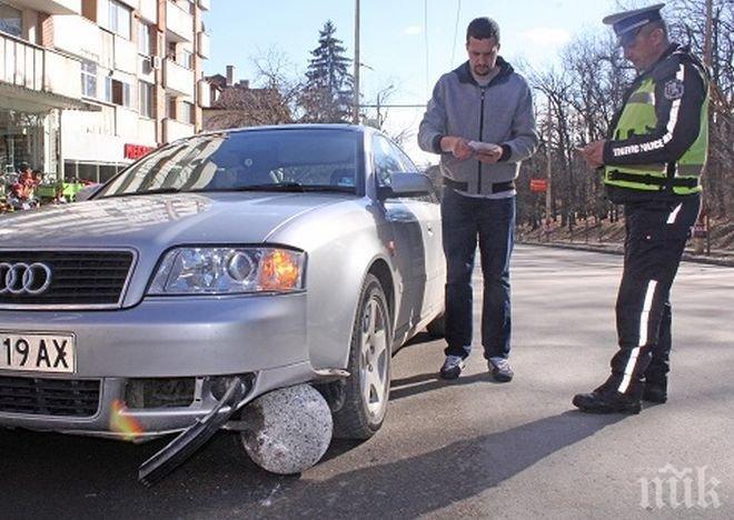 ЕКШЪН! Камион откърти в Търново огромна бетонна топка и я заби в движеща се кола!