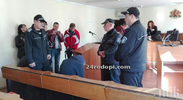 Изплуваха зловещи подробности за убийството в Кърджали! 17-годишният Нурсен наръгал Махмуд в гръб! Не иска да излиза от ареста от страх! Изплуваха зловещи подробности за убийството в Кърджали! 17-годишният Нурсен наръгал Махмуд в гръб! Не иска да излиза от ареста от страх!