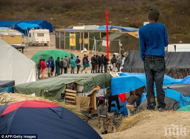 Въоръжени атакуват мигрантите в лагера в Кале