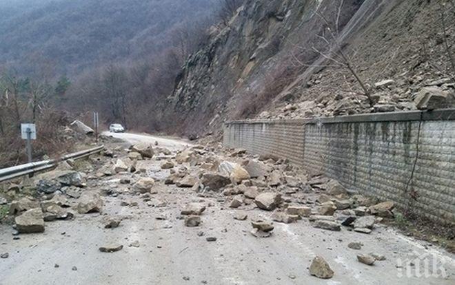  Свлачище и опасност от падащи камъни има по пътя Сливен - Ичера