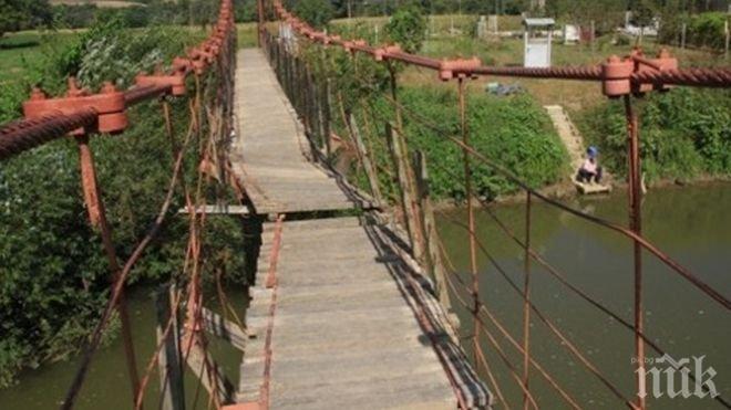 Въженият мост в село Крушево продължава да се ползва