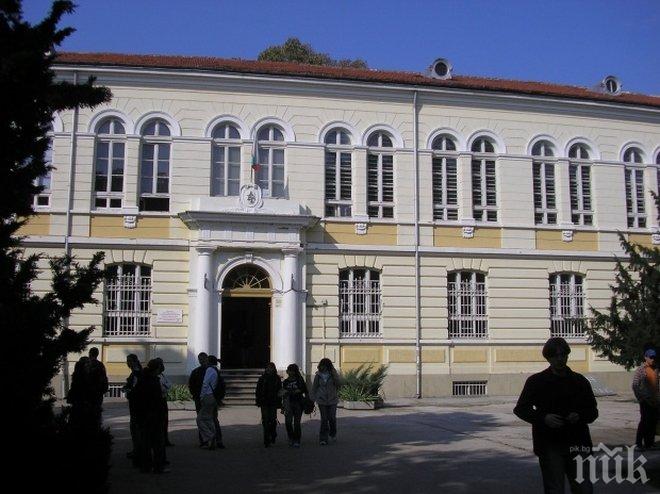 Прокурори, полицаи и следователи влизат в Английската гимназия