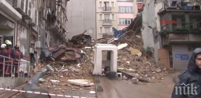 Две сгради са рухнали в центъра на Истанбул (видео)