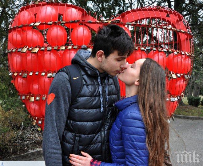 В Димитровград посрещнаха Св. Валентин с Празник на целувката