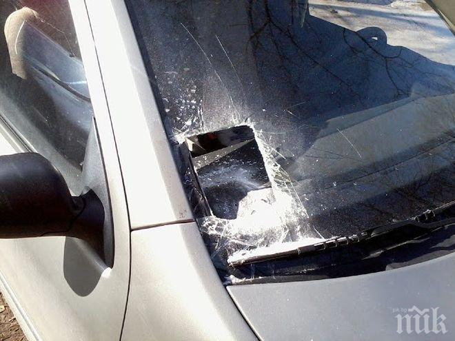 Разбиха стъклото на мерцедес заради винетка 