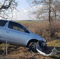 Кола излезе от пътя и падна в реката край Войводово
