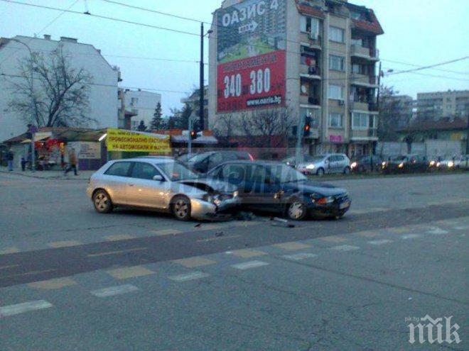 Меле на оживено пловдивско кръстовище: Две коли се потрошиха