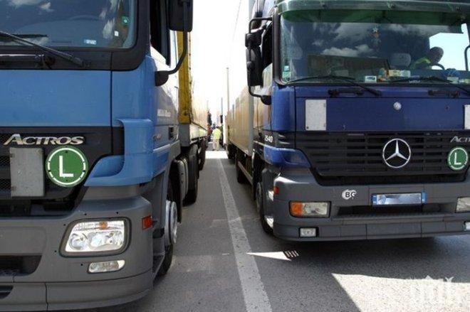 Колона от автомобили се е образувала на пътя между ГКПП „Деве баир и ГКПП „Гюешево
