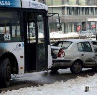 Инцидент в Бургас: Кола се заби в автобус