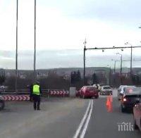 Жестока катастрофа на Аспарухов мост: Кола се вряза в мантинелата (видео и снимки)