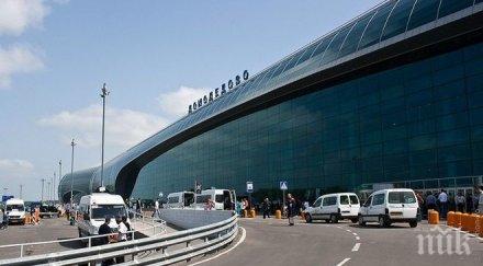 самолет кацна извънредно домодедово заради починал пасажер