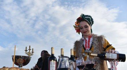 празник виното традициите весели хиляди ямболии снимки