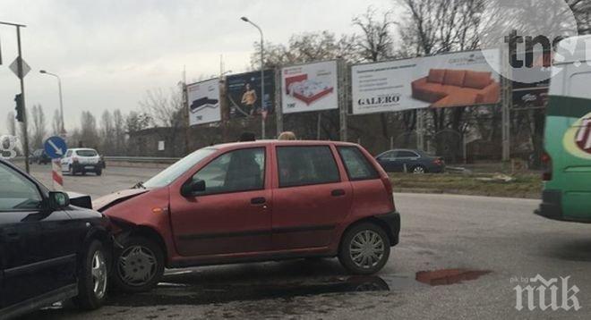 Автомеле в Пловдив заради отнето предимство, в една от колите имало малко дете (снимки)