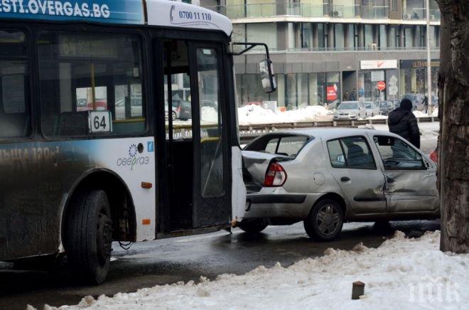 Инцидент в Бургас: Кола се заби в автобус