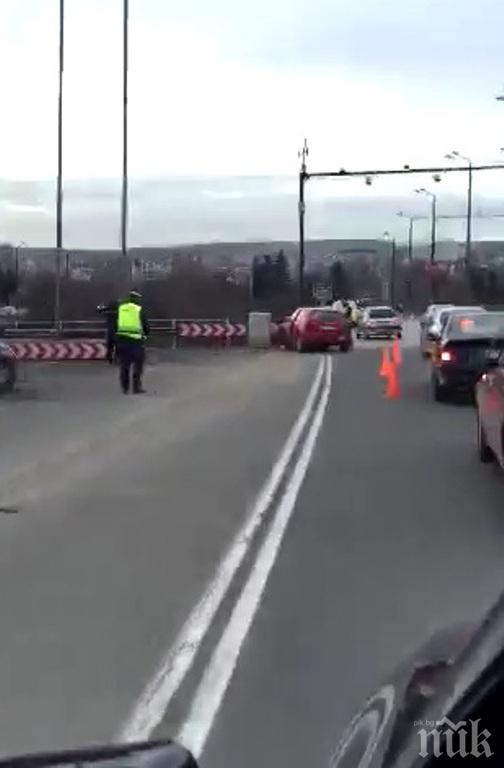 Жестока катастрофа на Аспарухов мост: Кола се вряза в мантинелата (видео и снимки)