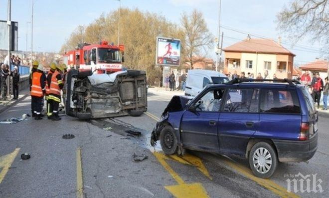 ЖЕСТОКА КАТАСТРОФА! Две коли се помляха в Хасково, един загина, петима са ранени