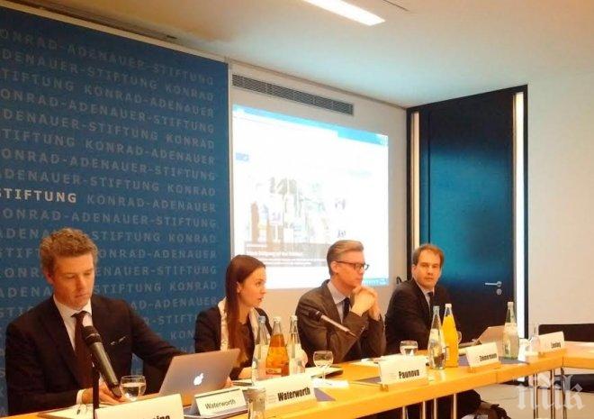 Ева Паунова (ГЕРБ/ЕНП) дискутира дигиталната революция на конфернция в Берлин с Ханс-Герт Пьотеринг
