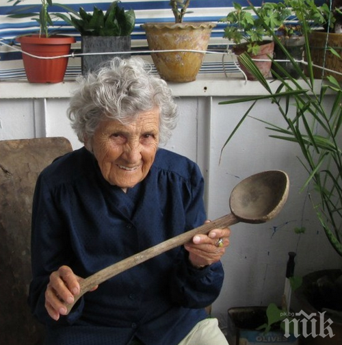 Ромът Теменужкин душил баба Цвета с възглавница. После източил дебитната й карта и проиграл парите в казино 