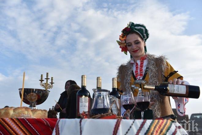 Празник на виното и традициите весели хиляди ямболии (снимки)