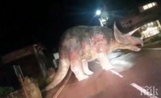 Динозавър се появи на шосе в Южна Англия (видео)