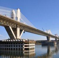 Километрични задръствания затапиха Дунав мост-2