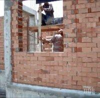 Спешно укрепват ограда на гимназия в Благоевград